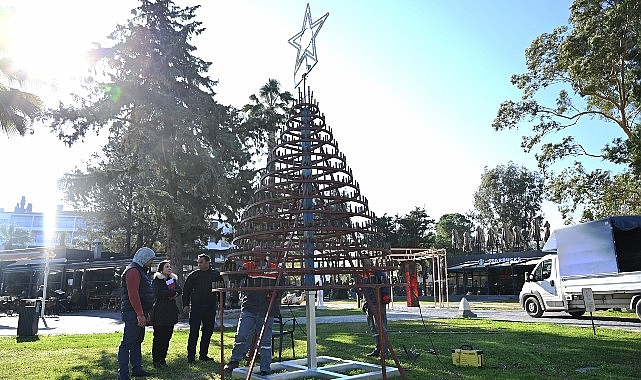 Kemer Belediyesi’nden cam atıklarından yılbaşı ağacı görseli