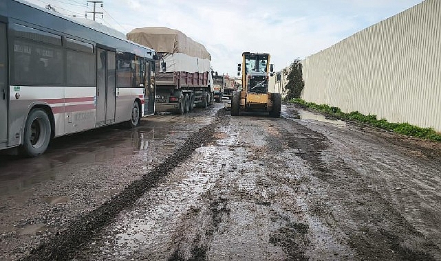 Büyükşehir, aşırı yağış sonrası kapanan yolları bir bir açıyor görseli