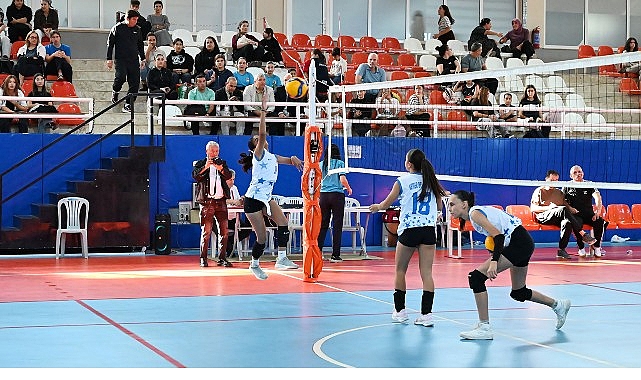 Kemer Belediye voleybolcuları büyük alkış topladı görseli