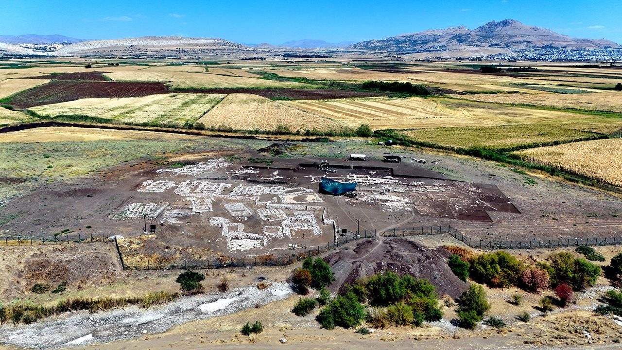 Çayönü tepesi’nde 9 bin 500 yıllık kamusal yapı gün yüzüne çıkarıldı görseli