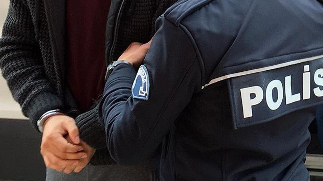Kızını sosyal medya yayınında oynatan baba gözaltında görseli