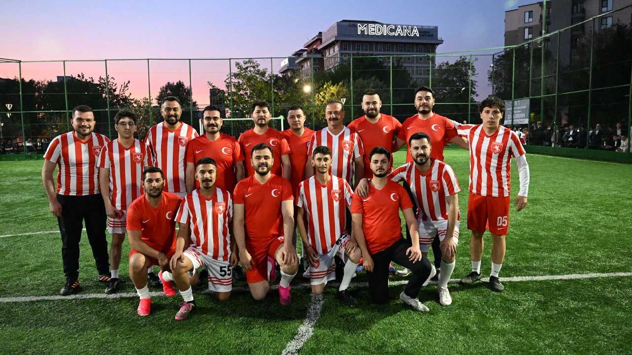 Yavuz Ağıralioğlu, Samsun’da gençlerle yaptığı halı saha maçında 2 gol attı görseli