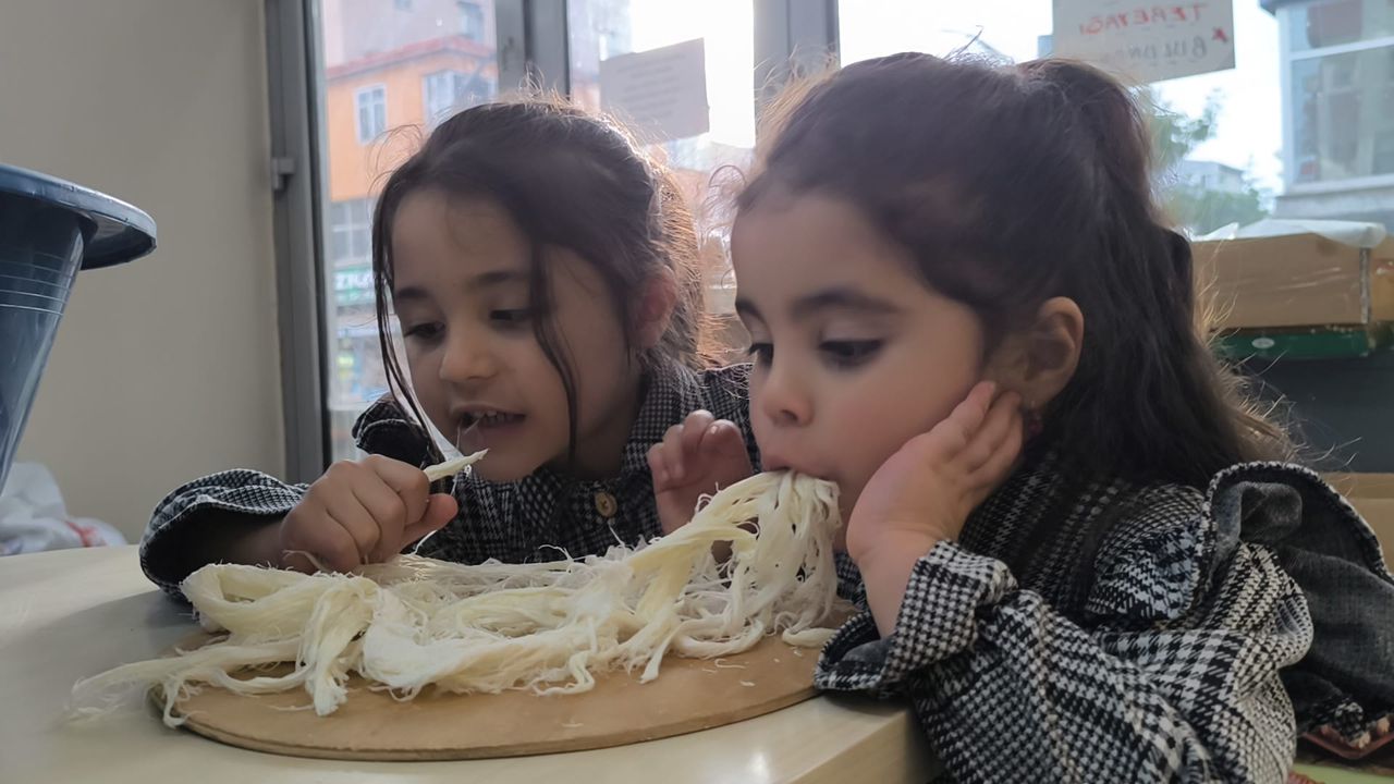 Kars'ta küçük kız kardeşlerin peynir sevgisi görseli