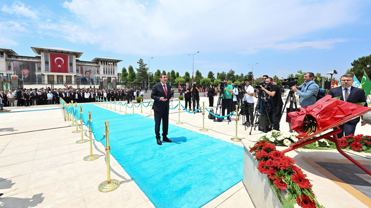Cumhurbaşkanı Yardımcısı Yılmaz, 15 Temmuz Şehitler Anıtı’na çelenk bıraktı görseli
