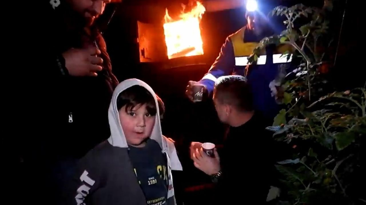 Finike ve yöresinde don nöbeti: Çiftçiler gece boyu serada bekledi görseli