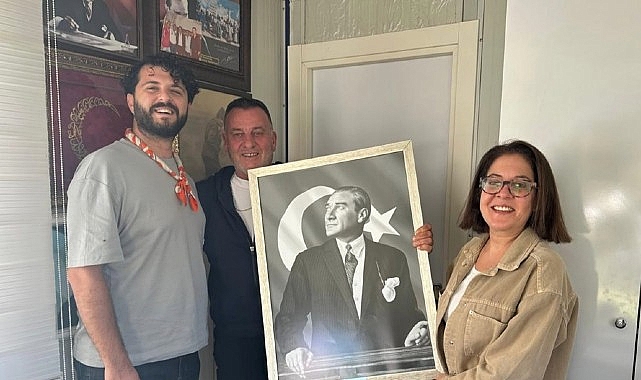 Çeşme Belediyesi’nden Muhtarlar Haftasında anlamlı hediye: Atatürk tablosu görseli