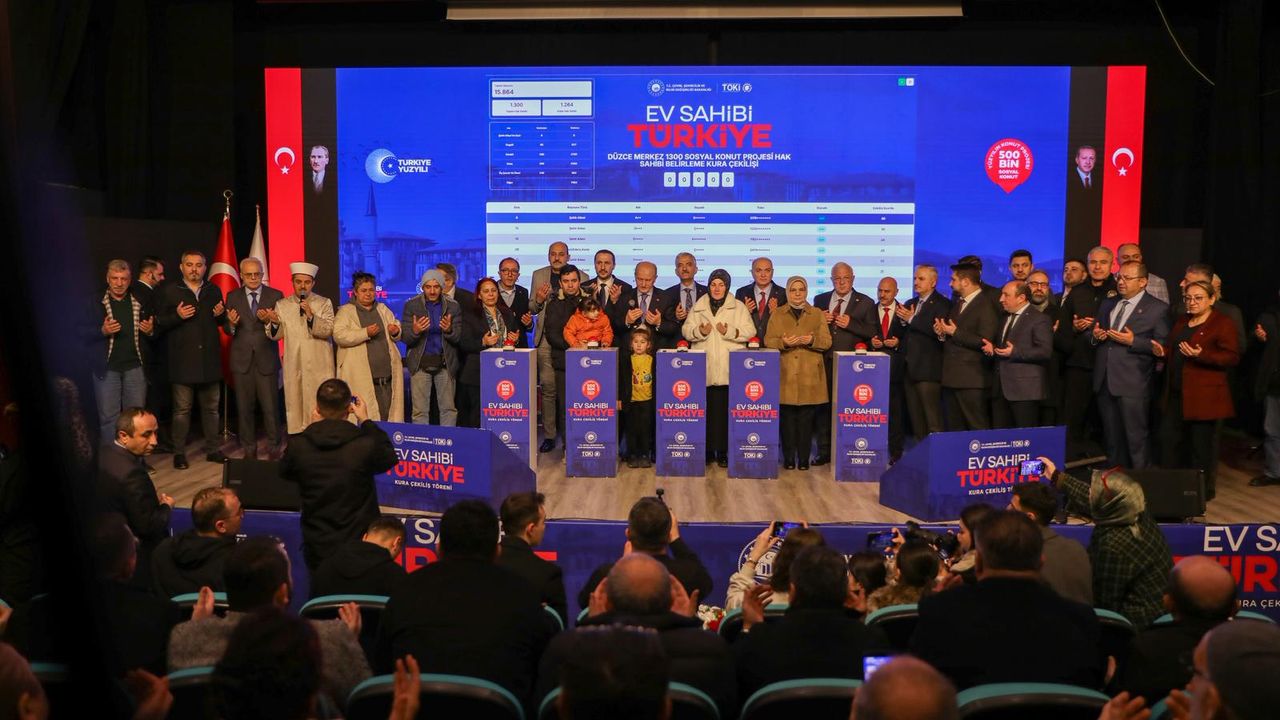 TOKİ'nin kura çekim heyecanı "salona sığmadı" görseli