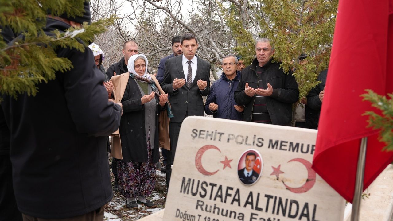 Kaymakam şehit kabrine ve ailesine ziyarette bulundu görseli