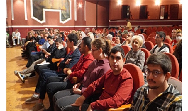 İş hayatına hazırlanan nöroçeşitli gençlerin mezuniyet sevinci görseli