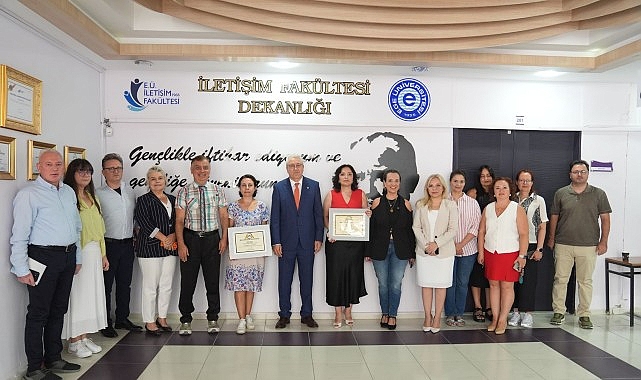Rektör Prof. Dr. Budak, İletişim Fakültesinin akreditasyon sevincine ortak oldu görseli