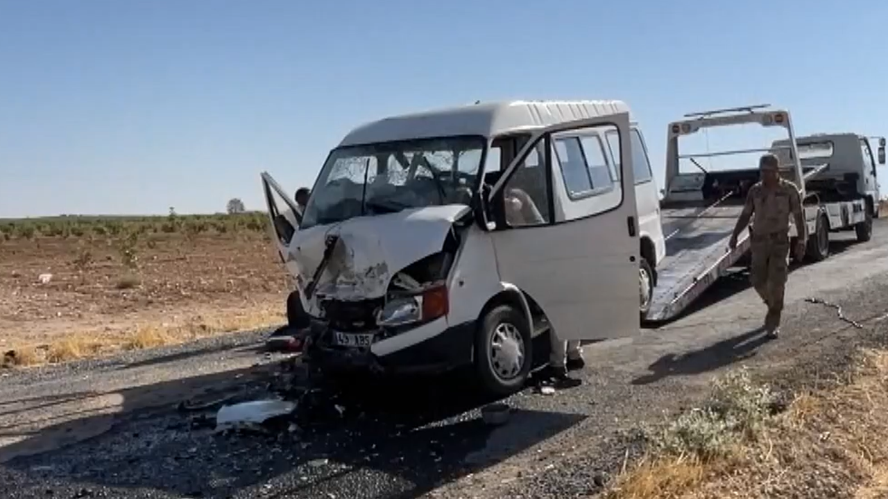 Şanlıurfa’da minibüs ile otomobil çarpıştı: 15 yaralı görseli