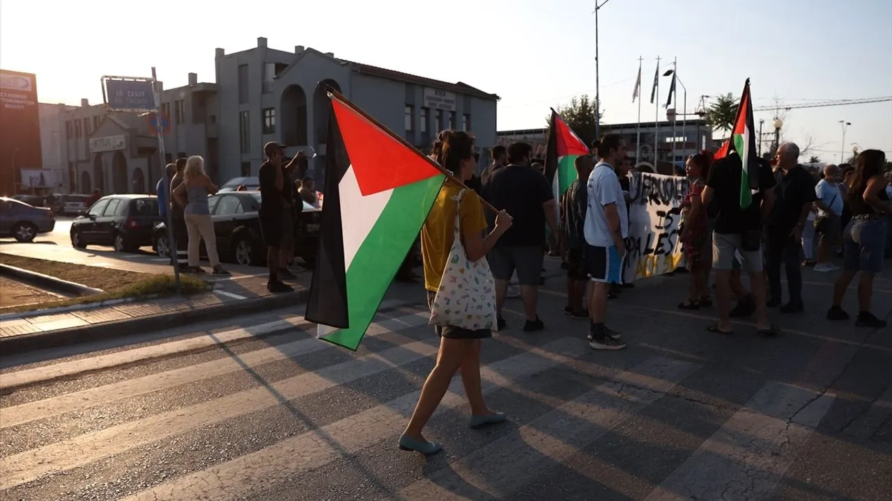 Yunanistan’da Filistin destekçileri, Pire Limanı’nda israil gemisini protesto etti görseli