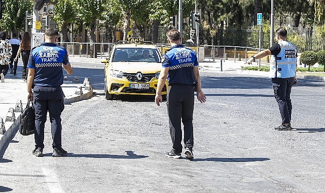 İzmir’de zabıta ekiplerinden yolcu kılığında taksi denetimi görseli