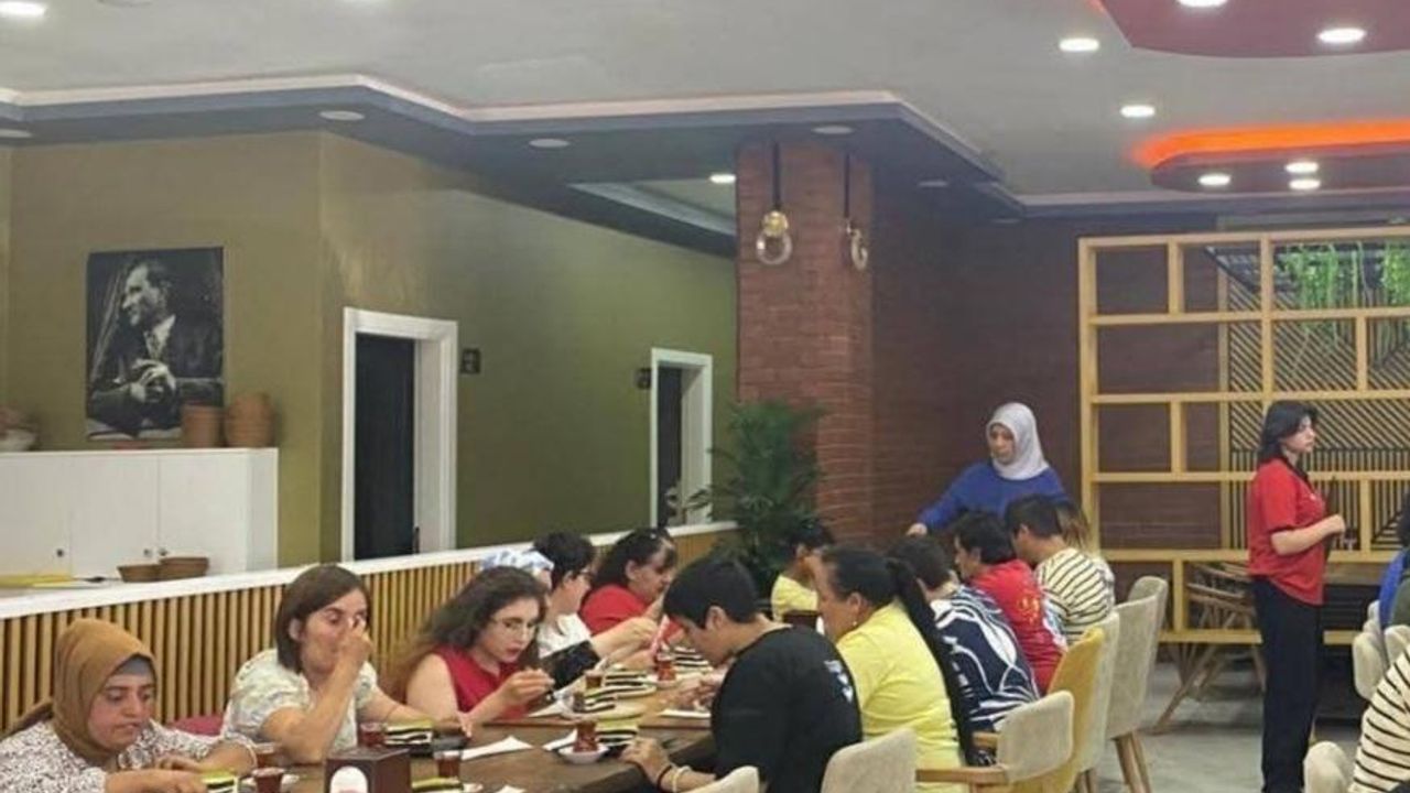 Kars Engelsiz Yaşam Merkezi’nde Dünya Çikolata Günü etkinliği düzenlendi görseli