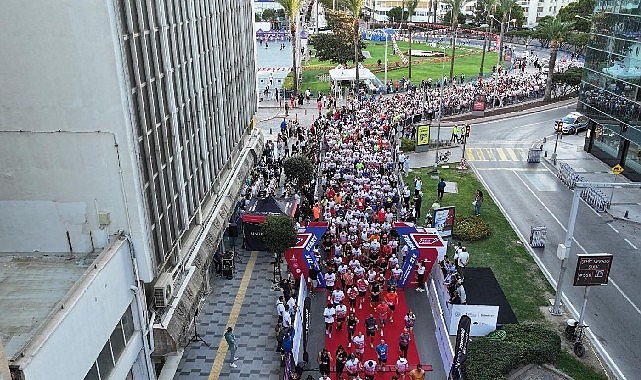 İzmir'de Uluslararası 9 Eylül İzmir Yarı Maratonu renkli görüntülere sahne oldu görseli