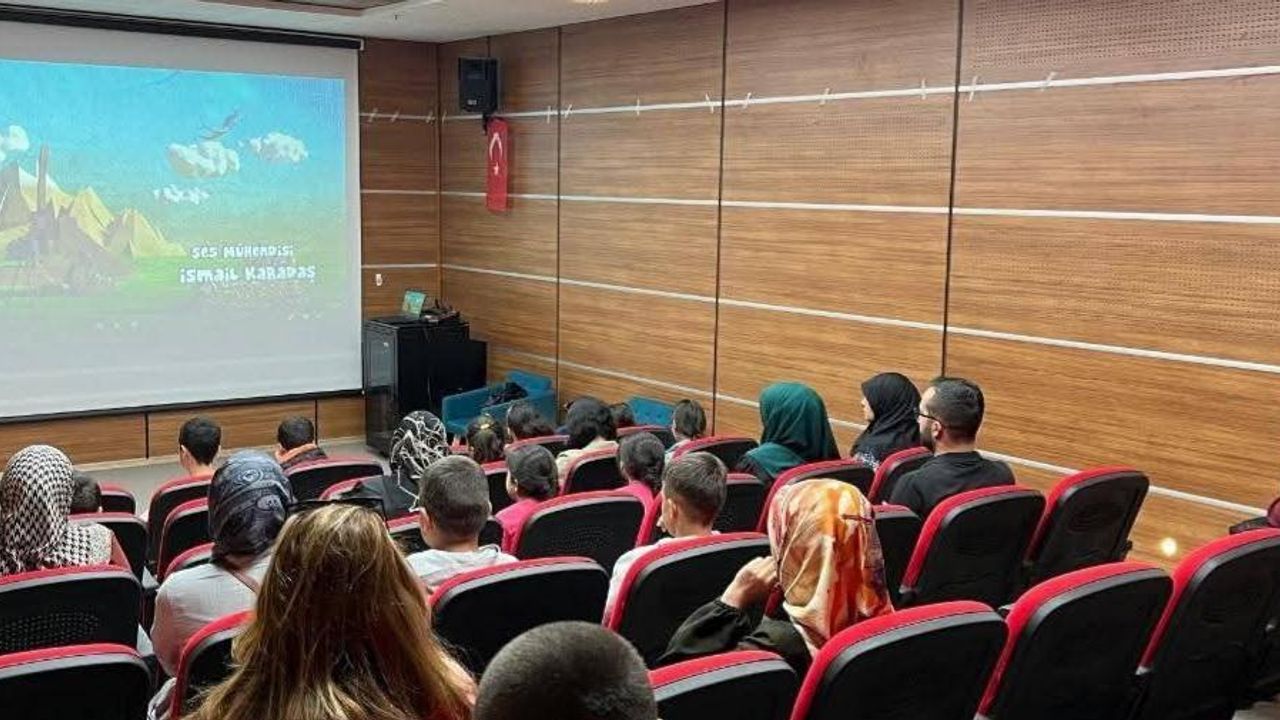 Kars’ta çocuklara yönelik ailenin önemini anlatan sinema gösterimi düzenlendi görseli