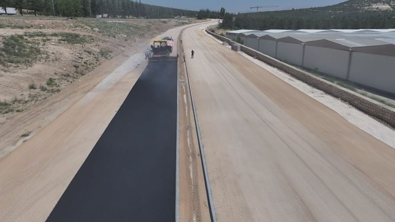 1002 TOKİ yeni bağlantı yolu asfaltlanıyor görseli