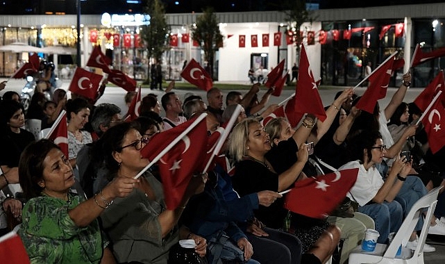 Zafer meşalesi Milli İrade Meydanı'nda yakıldı görseli