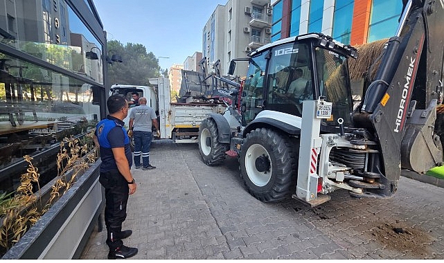 Bayraklı'da kaldırım işgallerine geçit yok görseli