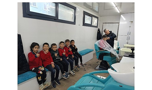 Mobil Kuaför Tırı öğrencilerin hizmetinde görseli