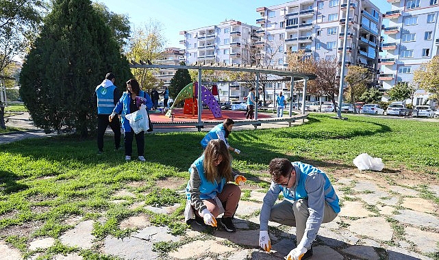 İzmirli gönüllüler el ele vererek doğa için temizlediler görseli
