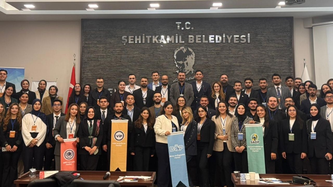 Gençler Gaziantep’te meclis koltuklarına oturdu görseli