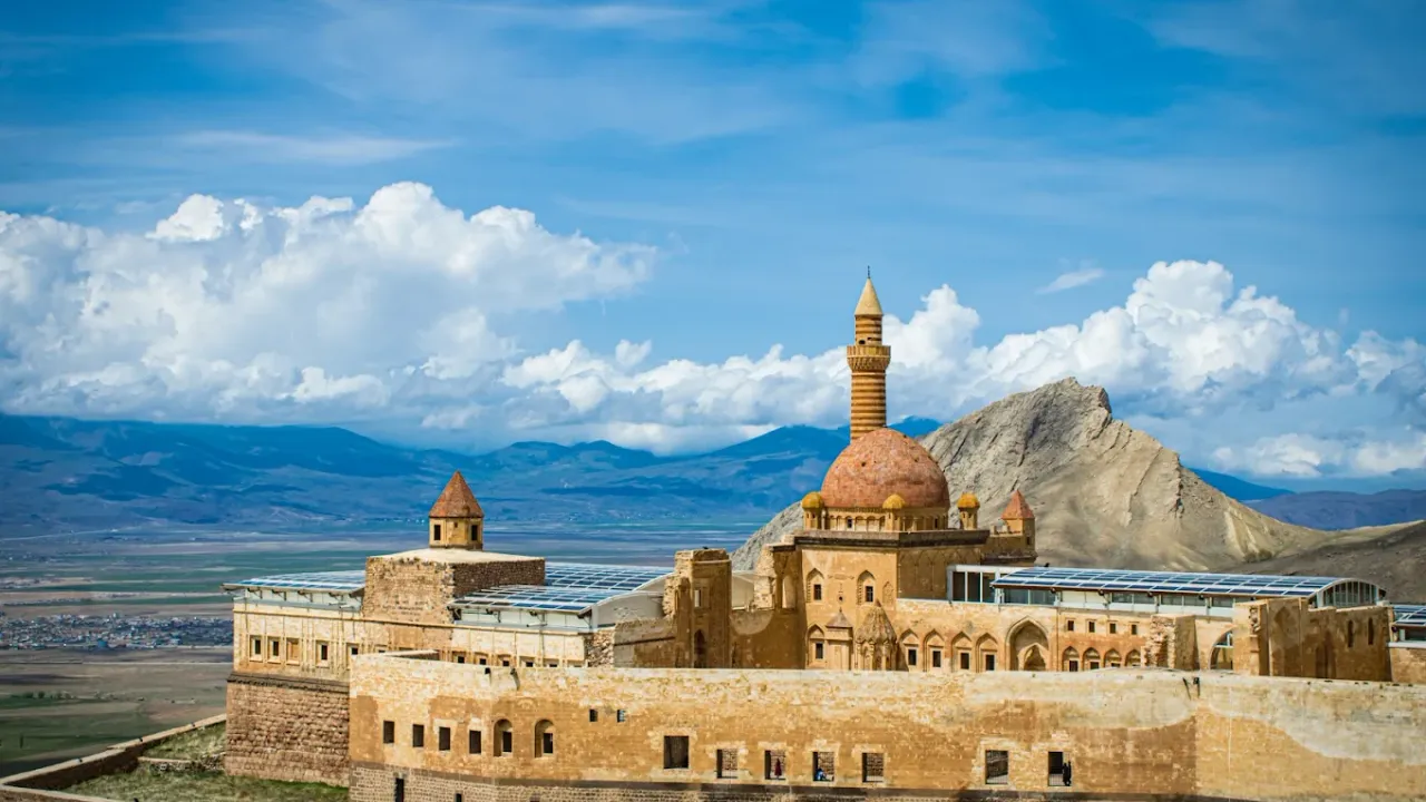 İshak Paşa Sarayı’nı UNESCO listesine taşıyacak proje başlatıldı görseli