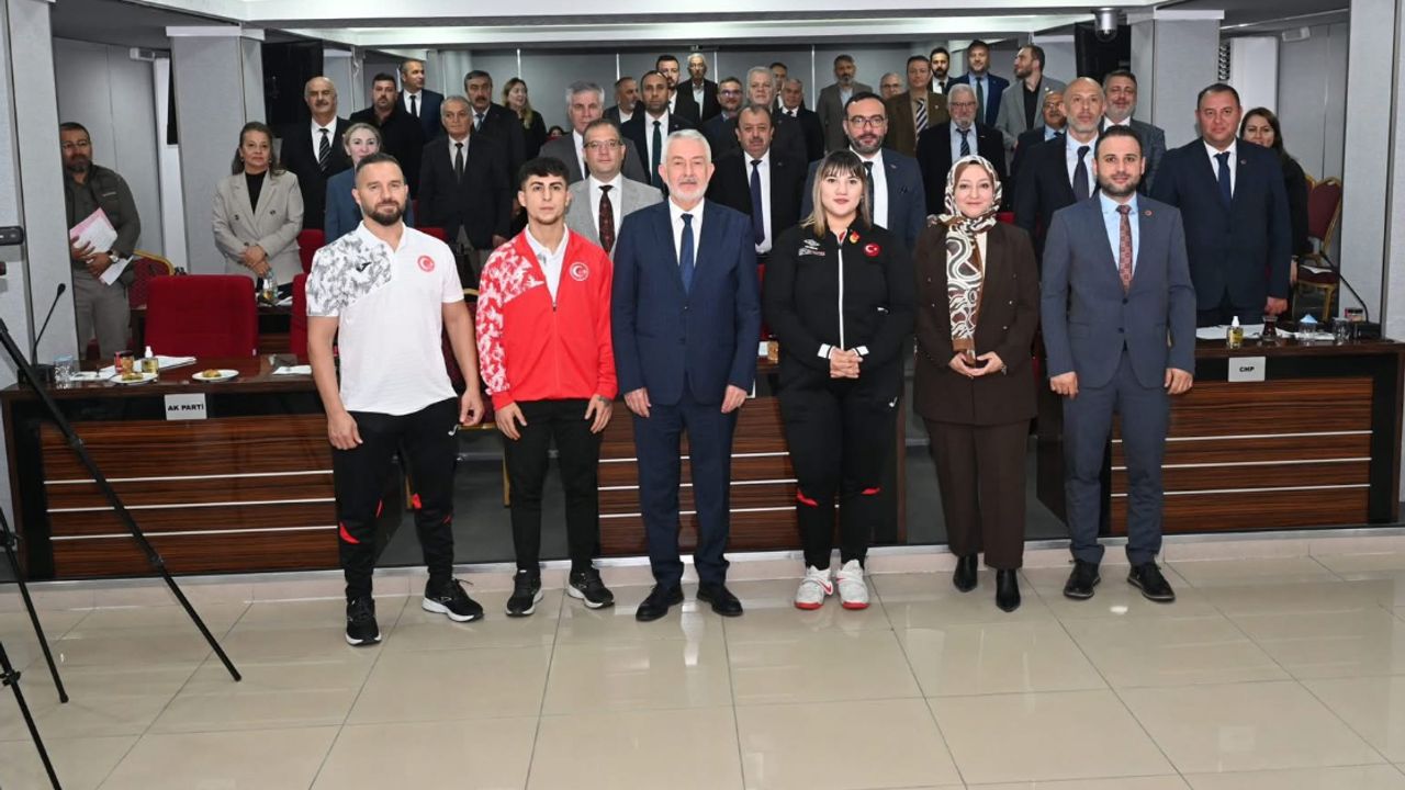 Başkan Başdeğirmen, başarılı sporcuları ödüllendirdi görseli