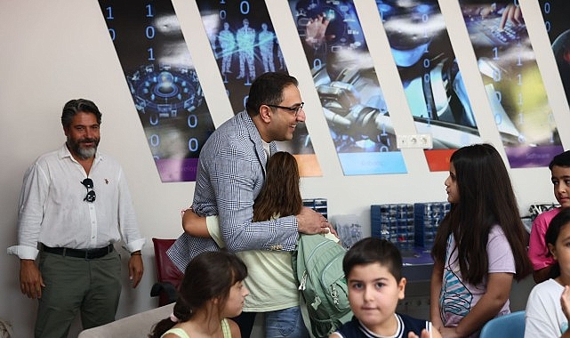 Yiğit, Robotik Kodlama Kursu öğrencileriyle buluştu görseli