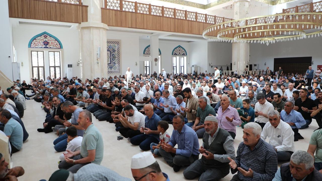 Kars Sultan Alparslan Camii ve Külliyesi'nde aziz şehitler için mevlid programı düzenlendi görseli