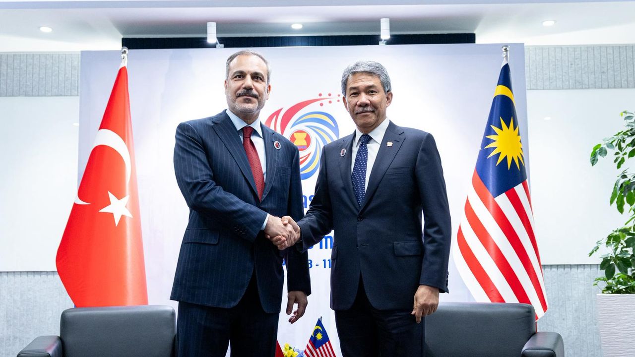 Bakan Hakan Fidan, ASEAN Zirvesi kapsamında mevkidaşlarıyla Kuala Lumpur’da buluştu görseli