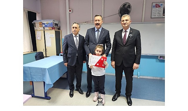 Başkan Sezer, Öğrencilerin Karne Heyecanına Ortak Oldu görseli