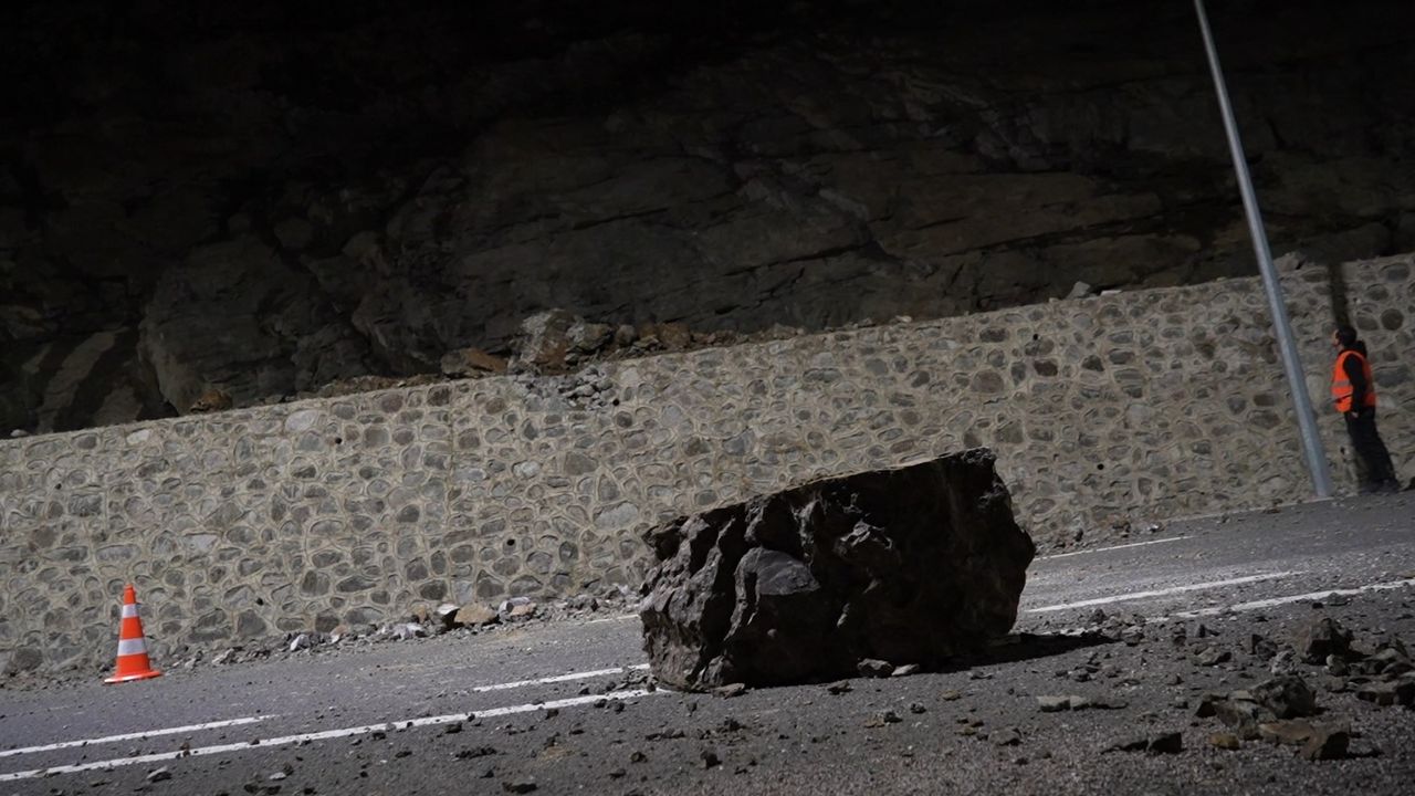 Artvin’de heyelan: Karadeniz sahil yolu trafiğe kapandı görseli