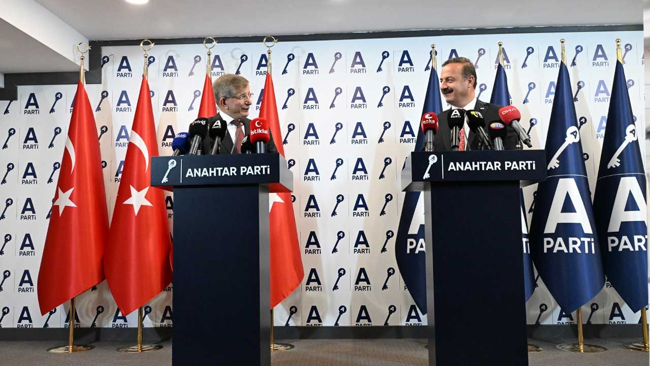 Ağıralioğlu, Davutoğlu ile biraraya geldi: “PKK'ya nezaket, millete serzeniş” görseli