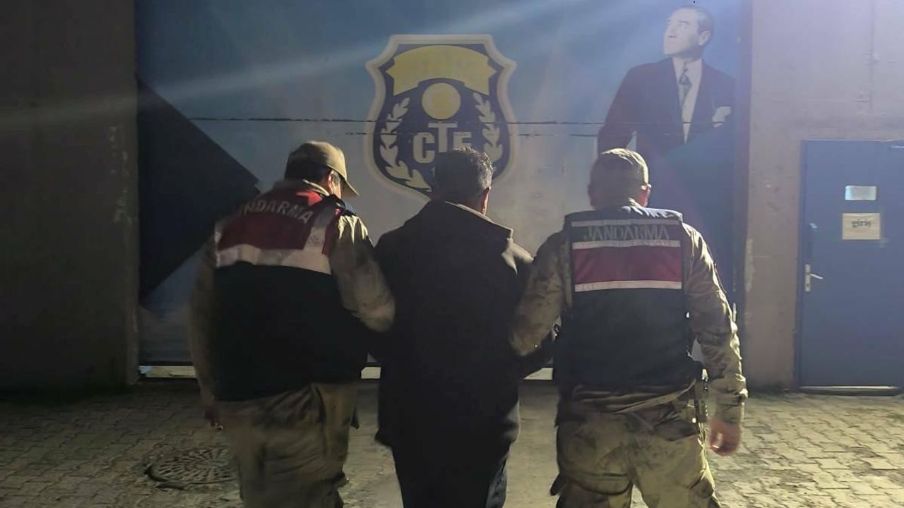 Kars'ta dolandırıcılık suçundan 7 yıl 6 ay kesinleşmiş hapis cezası bulunan şahıs yakalandı görseli