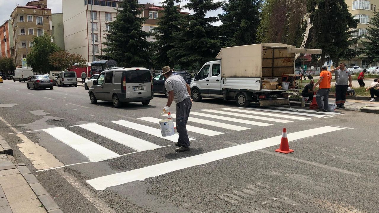 Kars’ta karayolları yaya geçitlerini yeniliyor görseli