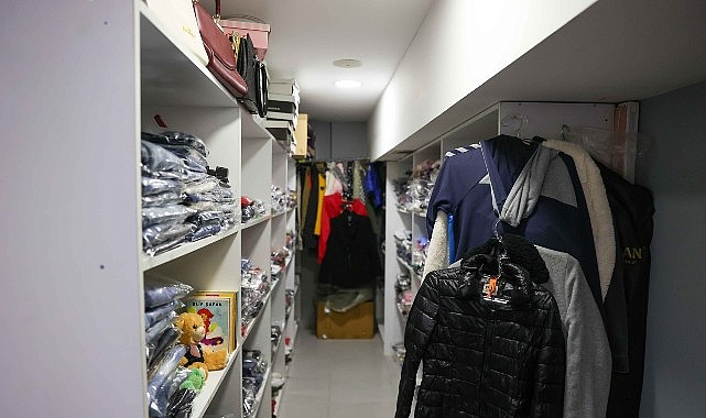 Buca’da giysi kumbaraları ile dayanışma büyüyor görseli