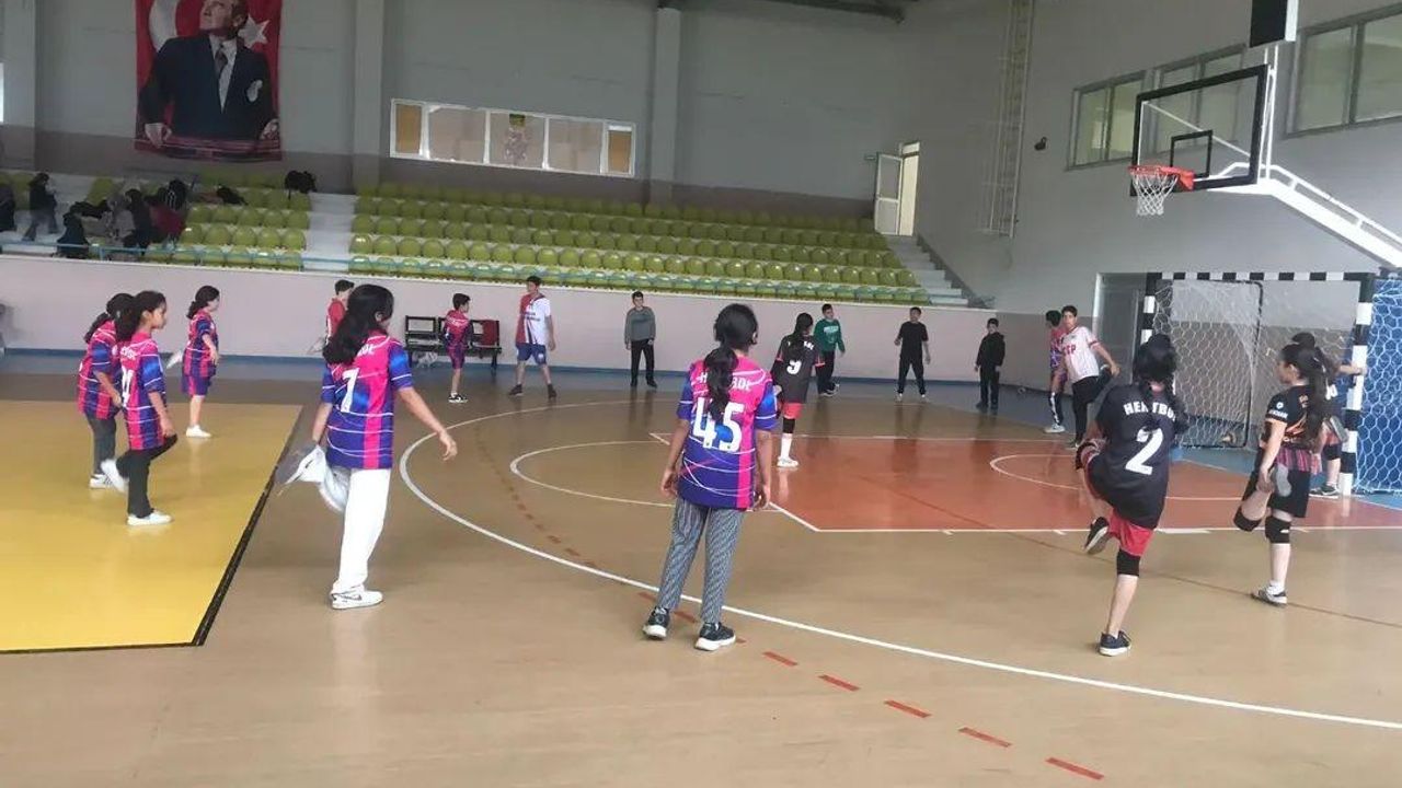 Kağızman’da GSB Spor okulları hentbol antrenmanları sürüyor görseli