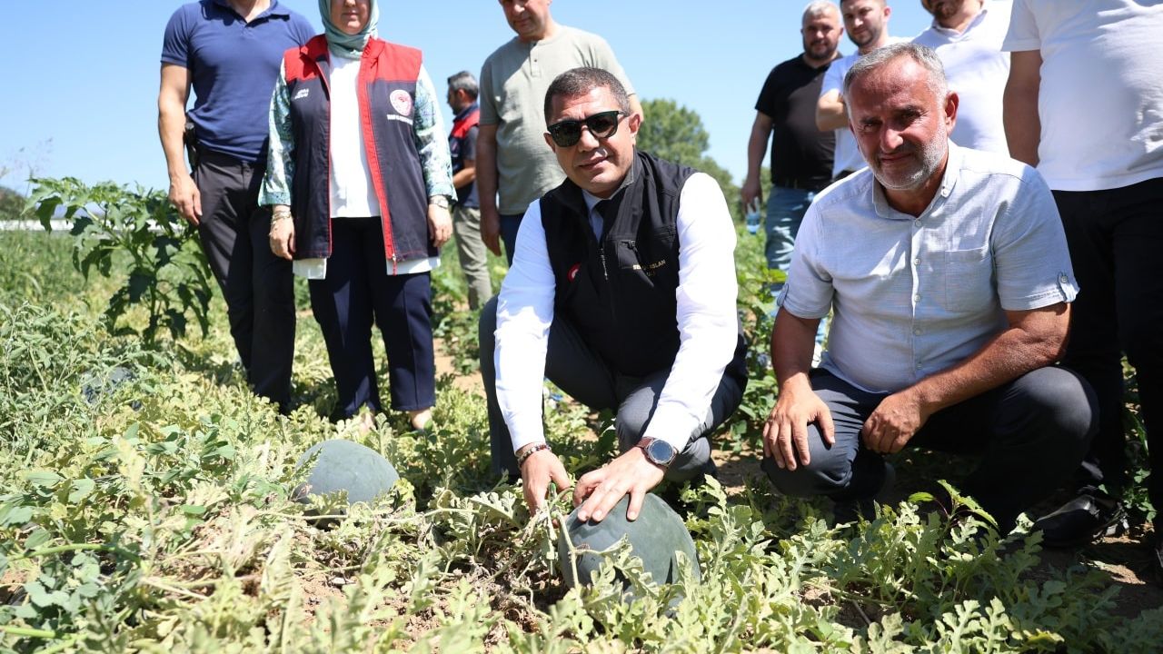 Düzce Valisi Aslan karpuz üreticisini tebrik etti görseli