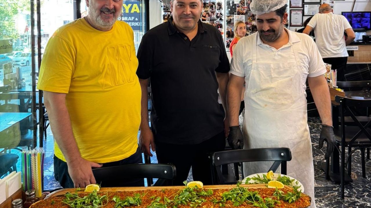 Veli Usta’dan dev hamle: 104 cm’lik lahmacunla rekora koşuyor görseli