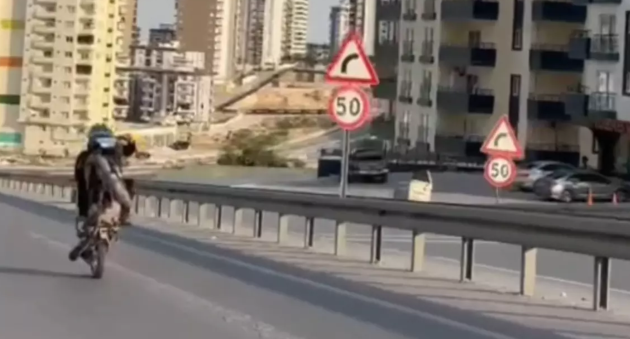 Tarsus’ta Motosikletli Sürücüye Sosyal Medya Takibi: Akrobatik Şovun Bedeli Ağır Oldu görseli