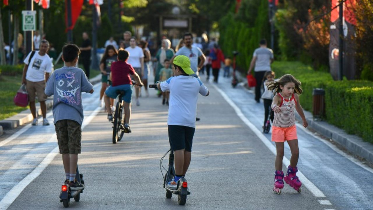 Başkentliler yazın keyfini park ve rekreasyon alanlarında çıkarıyor görseli