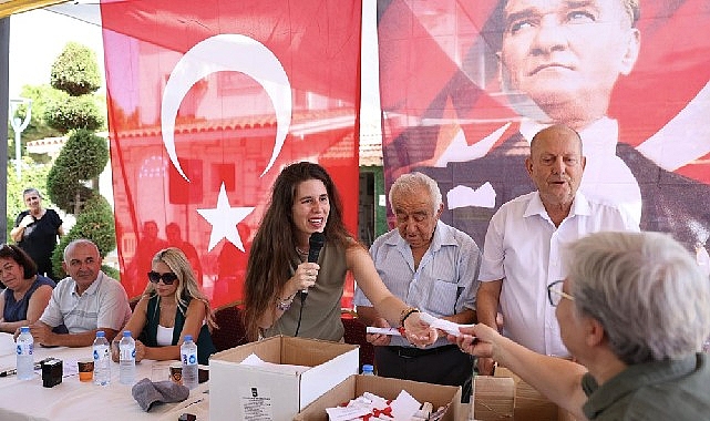 Başkan Denizli, Çeşme’de 32 yıllık tapu sorununu çözdü görseli