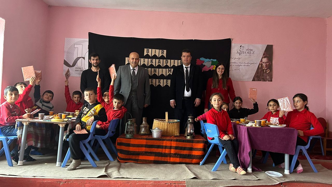 Ardanuç'un tek köy ilkokulunda “"Tutum, Yatırım ve Türk Malları Haftası" heyecanı görseli