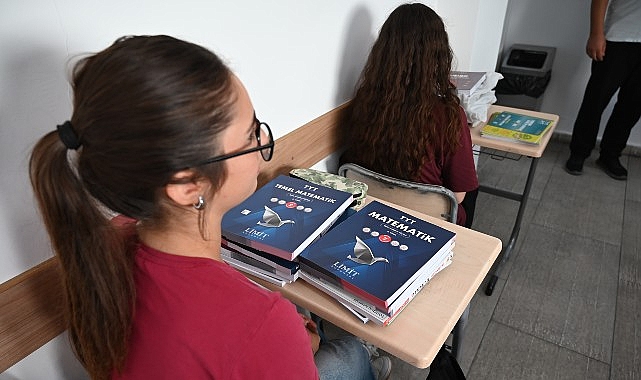 Kurs öğrencilerine ücretsiz kitapları dağıtıldı görseli