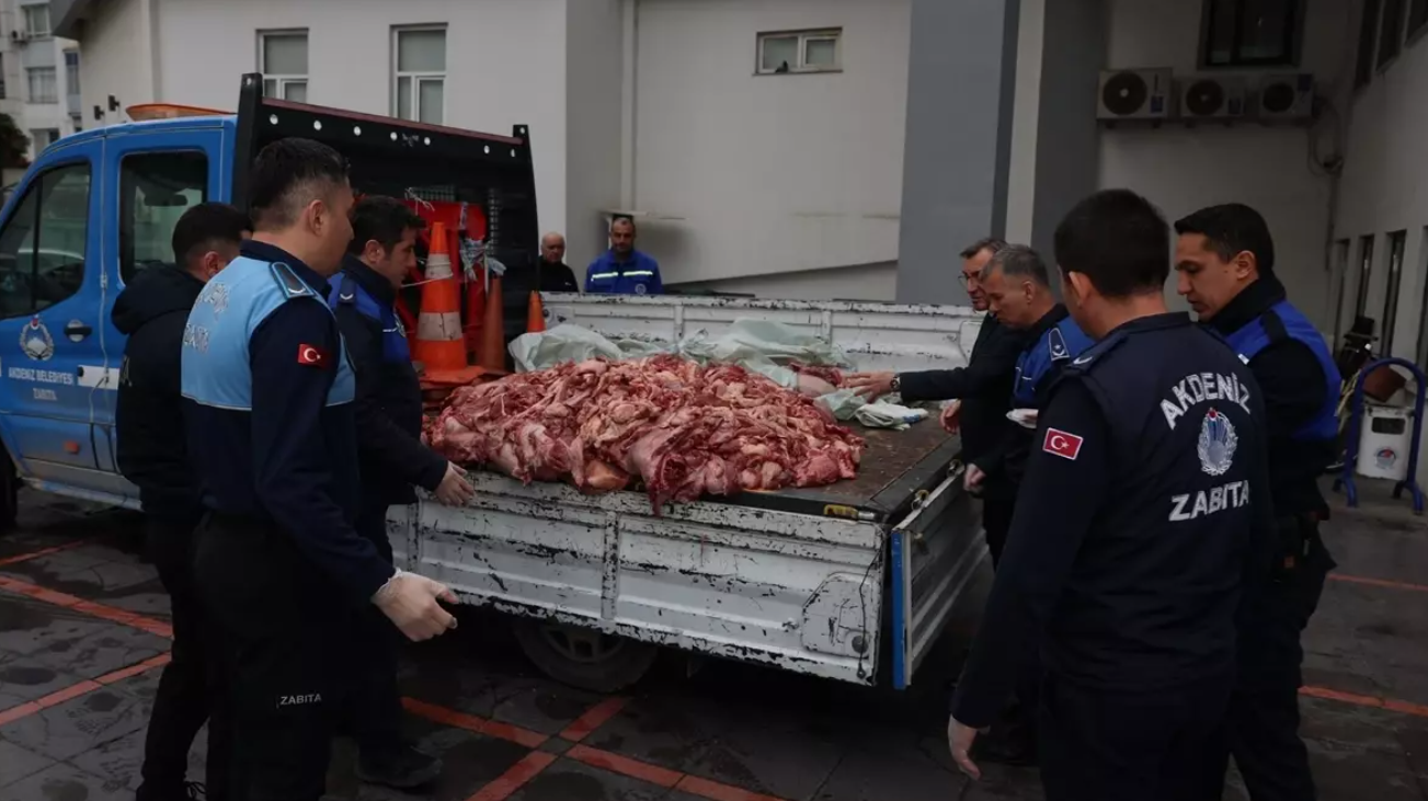 Mersin’de Sofralara Uzanan "Zehir" Durduruldu: Yarım Ton Bozuk Et Ele Geçirildi! görseli
