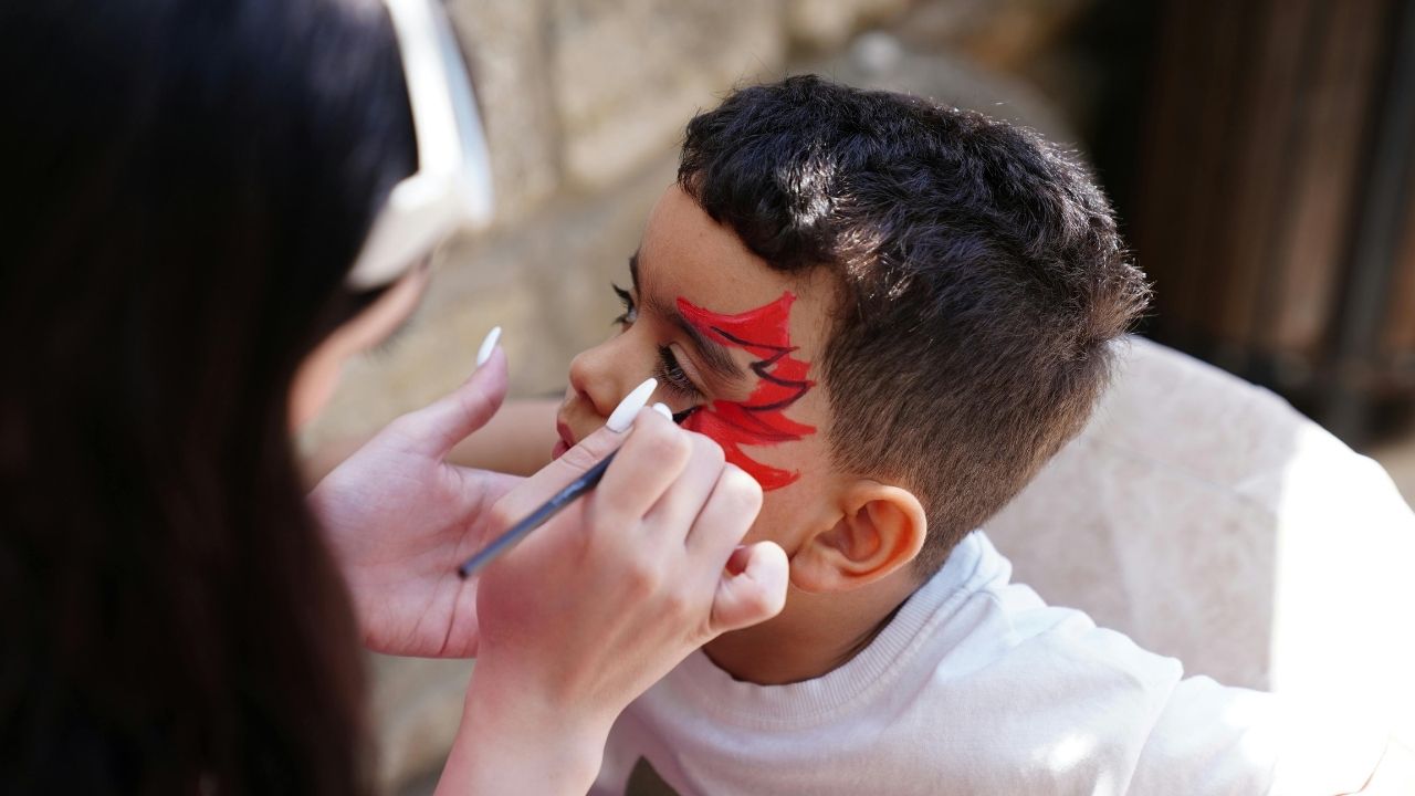 Sağlık Bakanlığı’ndan çocuklarda yüz boyalarına uyarı: “Güvenlik testi yapılmamış ürünlerden uzak durun” görseli