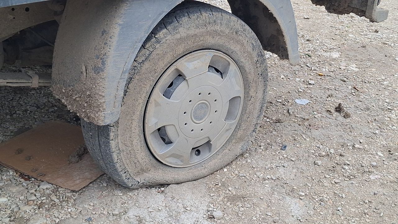 Beypazarı'nda çok sayıda aracın lastiği kesildi görseli