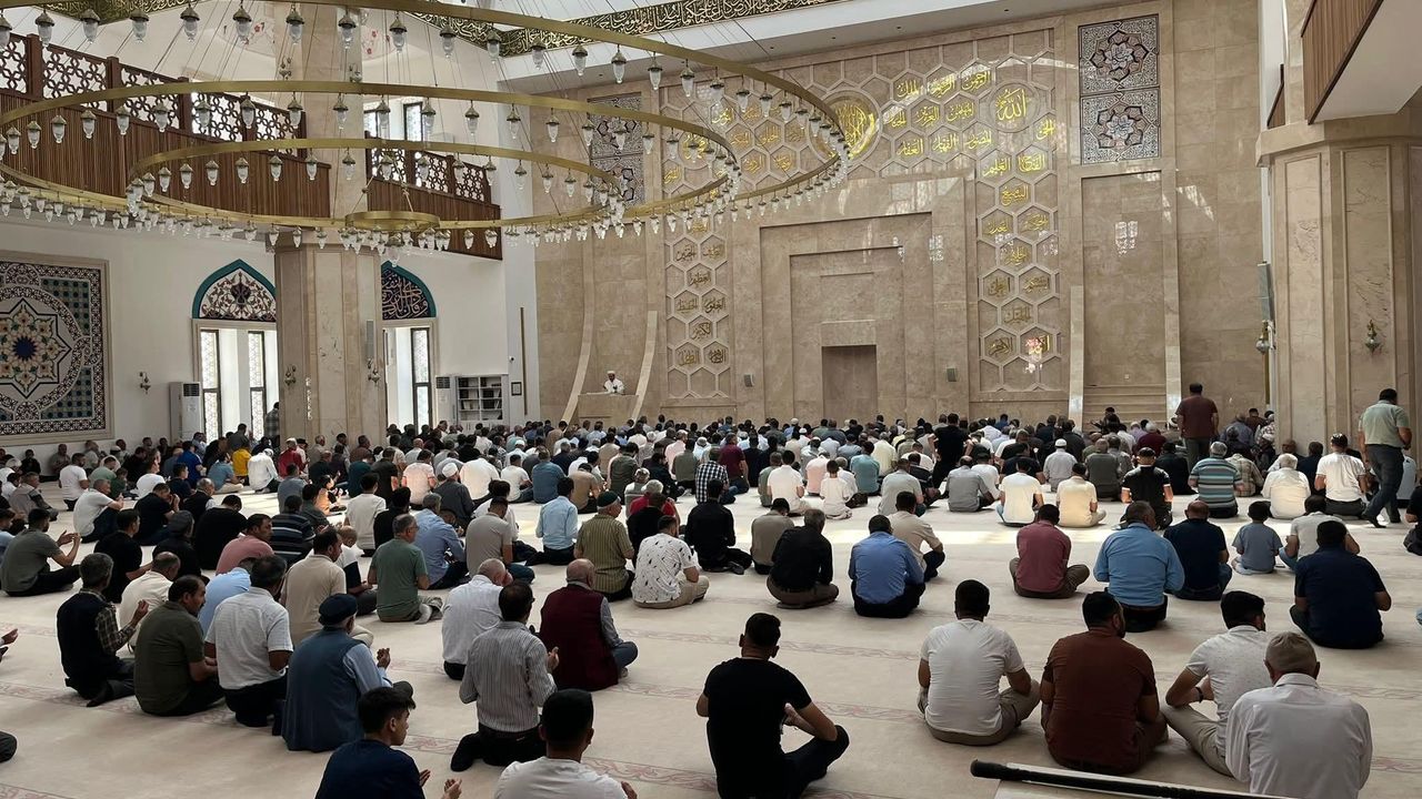 Kars’ta Eller Berat Kandili için semaya kalktı görseli