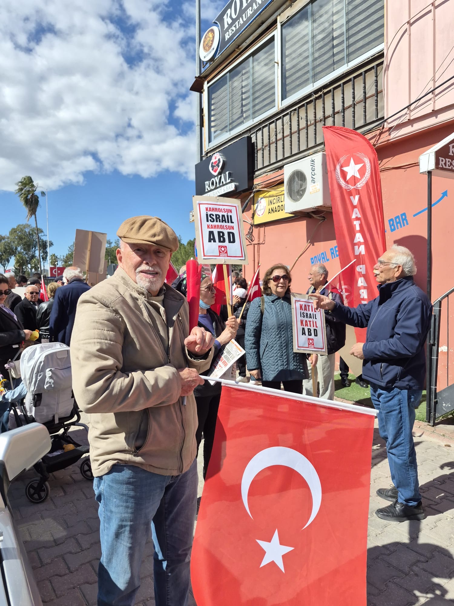 Adana İncirlik Hava Üssü Önünde Yürüyüş: Yüzlerce Kişi Toplandı görseli